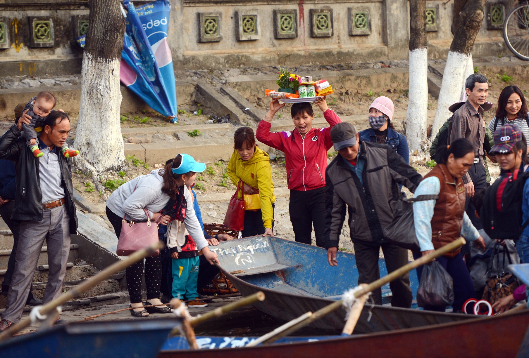 Kiem tra viec di do vao chua Huong khong co phao cuu sinh hinh anh