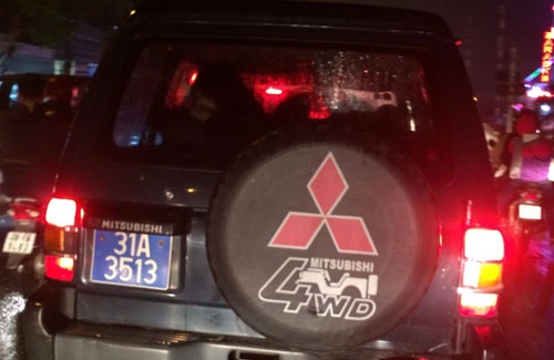 Xe bien xanh di le chua anh 1