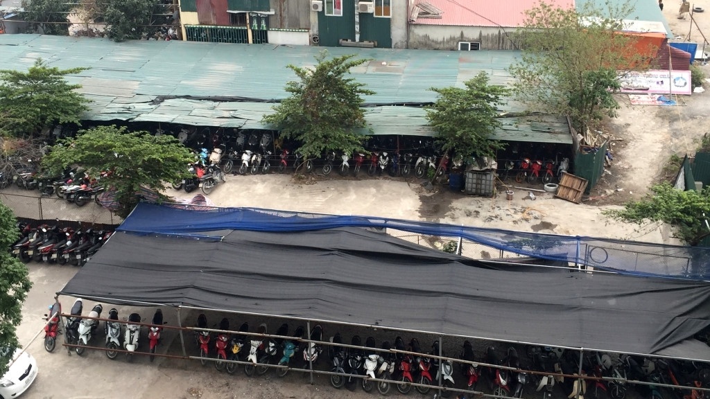 Cong an ra quan dep bai giu xe quanh ben My Dinh hinh anh