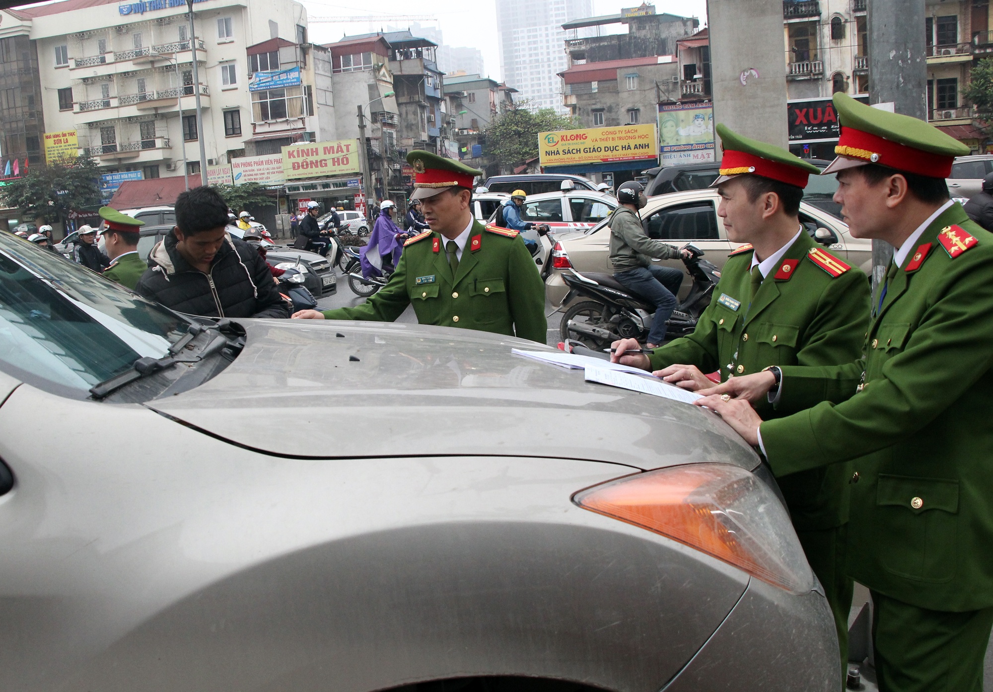 Xu ly vi pham via he o Ha Noi anh 12