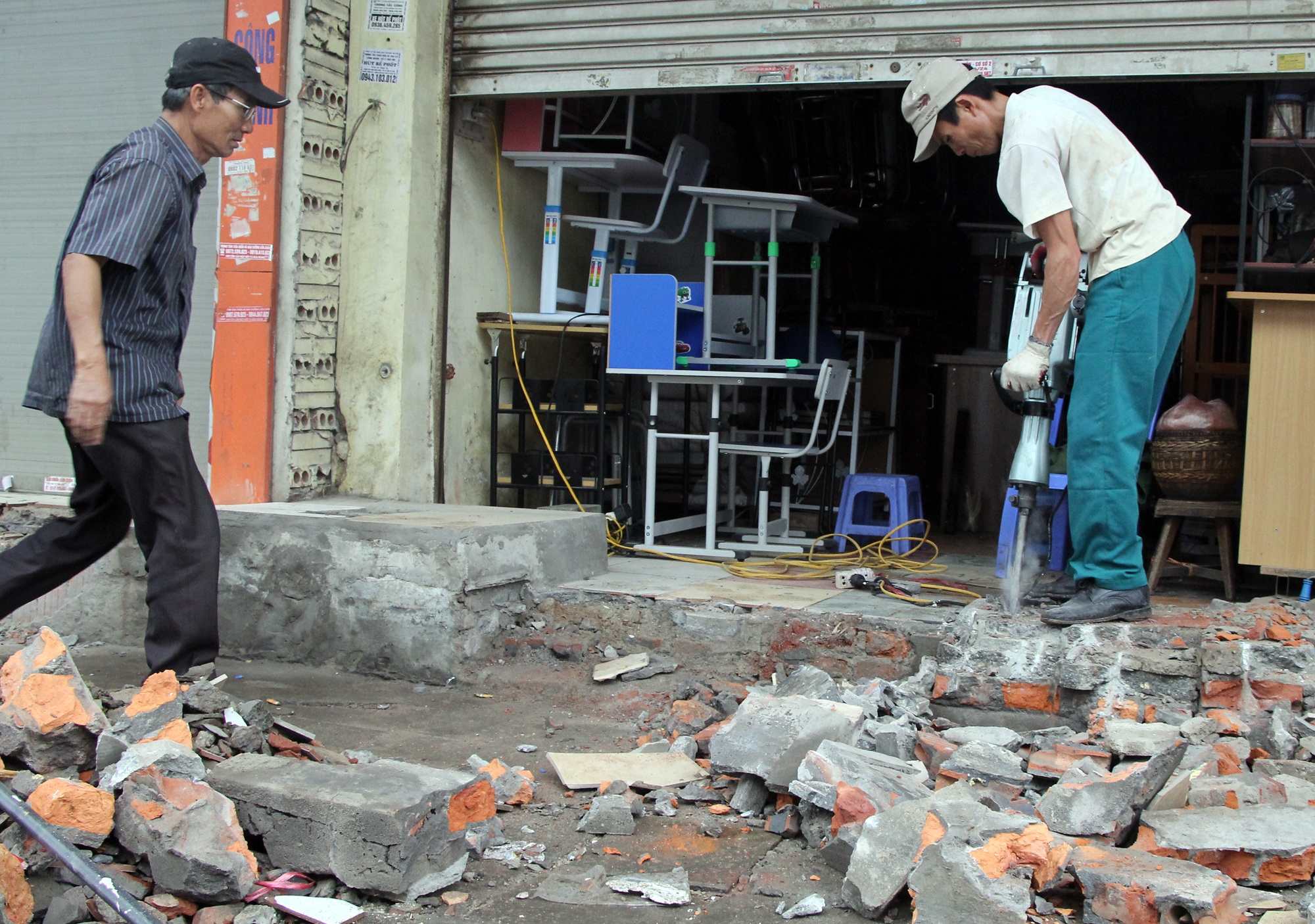 Bi thu Ha Noi de nghi cac quan kiem tra cheo viec gianh lai via he hinh anh