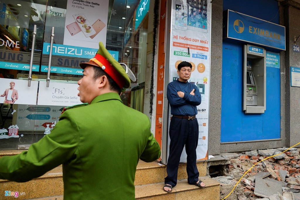 Quy tac ung xu noi cong cong o Ha Noi anh 1