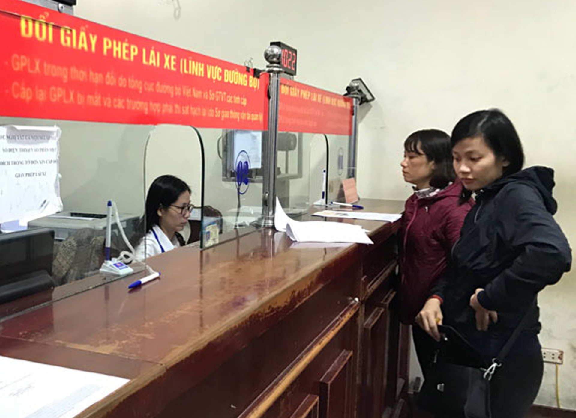 Can bo Ha Noi phai xin loi khi de dan cho anh 1