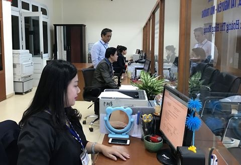 54% nguoi dan cho rang phai 'lot tay' moi xin vao duoc Nha nuoc hinh anh