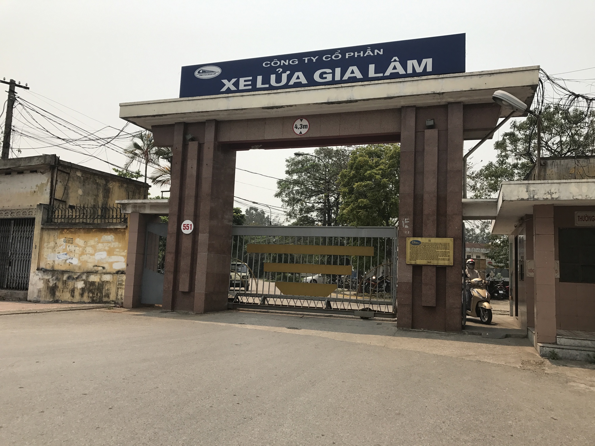 De nghi di doi nha may xe lua Gia Lam hinh anh