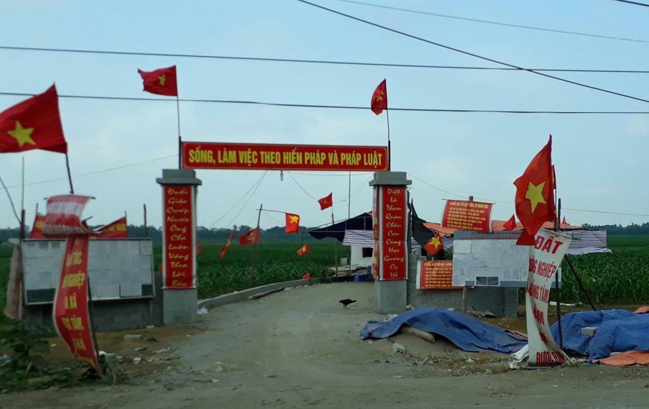 Người dân Đồng Tâm giữ hàng chục công an ảnh 2 Nguoi dan Dong Tam giu hang chuc cong an anh 2