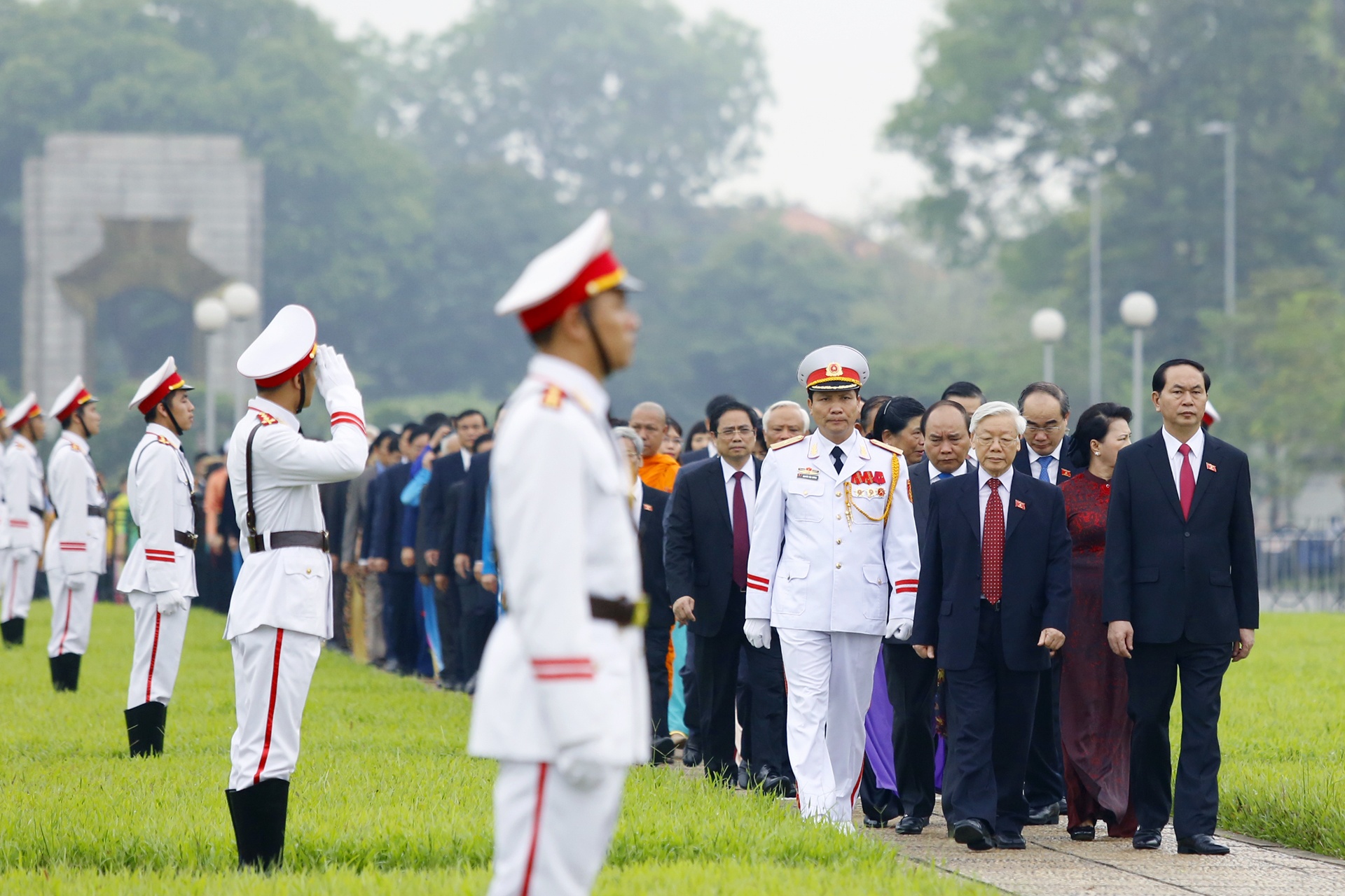 Dai bieu Quoc hoi vieng Chu tich Ho Chi Minh truoc gio khai mac ky hop hinh anh