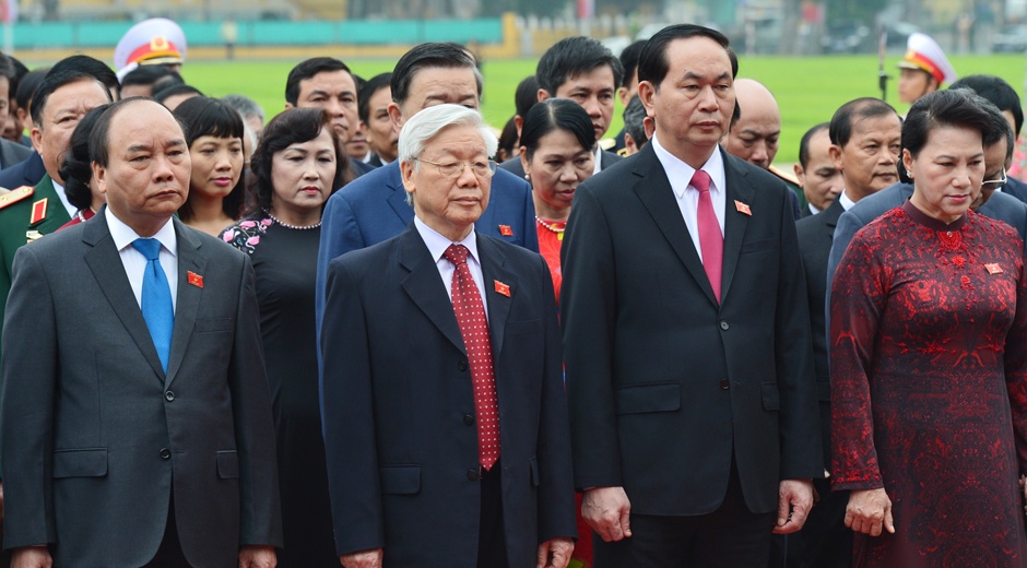 Dai bieu Quoc hoi vieng Chu tich Ho Chi Minh hinh anh