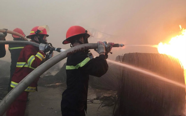 Ha Noi se di doi co so san xuat khi dot, hoa chat nguy hiem hinh anh