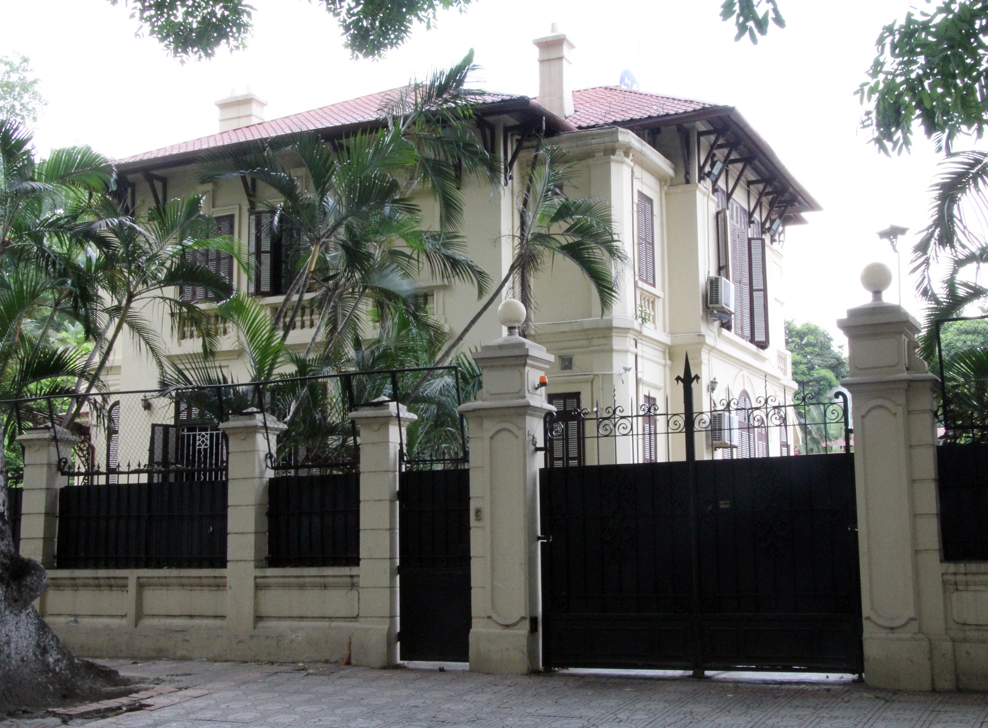 Quan ly chua tot, nhieu biet thu cong o Ha Noi bi pha do hinh anh