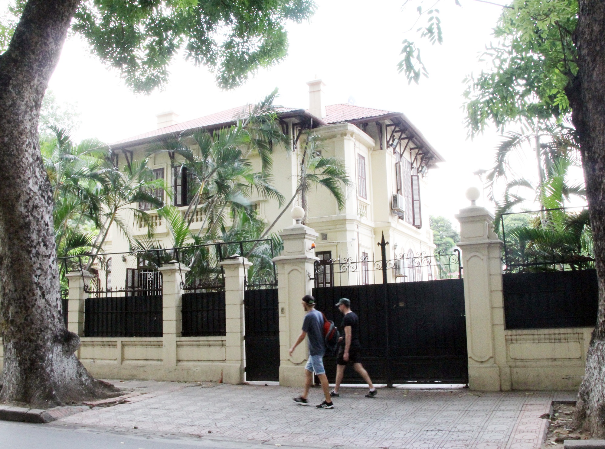 Sai sot viec len danh sach biet thu co anh 1