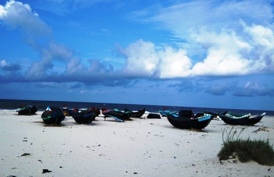 Nhom tre ru nhau tam bien, 2 em chet duoi thuong tam hinh anh