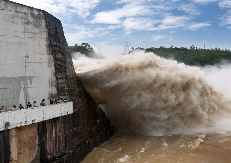 Thuy dien Hoa Binh mo them cua xa lu thu 3 hinh anh