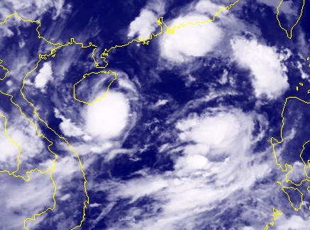 Xuat hien 2 con bao cung luc tren Bien Dong hinh anh