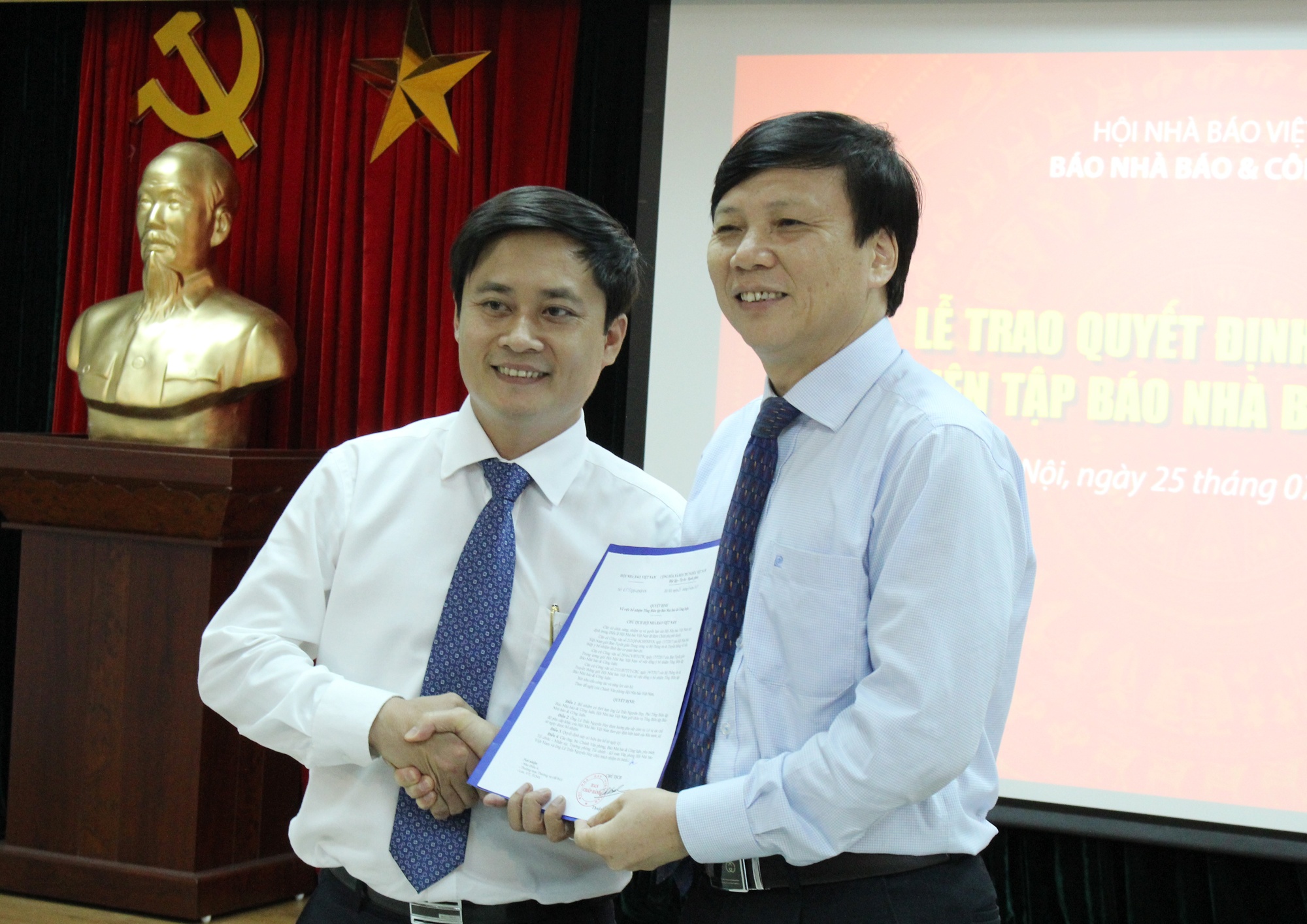 Tong bien tap bao Nha bao va Cong luan anh 1