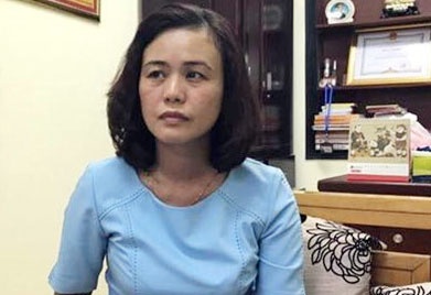 Dinh chi Pho chu tich phuong Van Mieu sau vu xin cap giay chung tu hinh anh