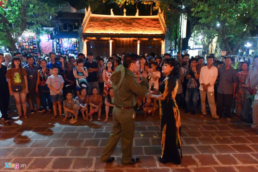 Biểu diễn ở phố đi bộ Hà Nội ảnh 1 Bieu dien o pho di bo Ha Noi anh 1
