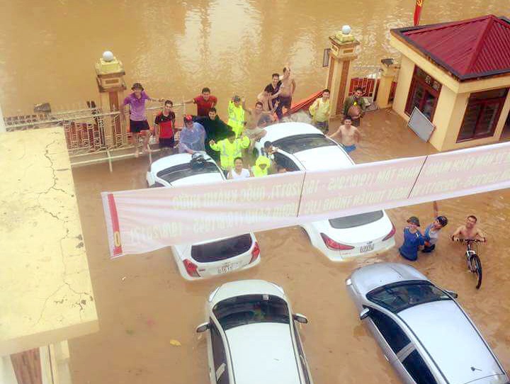 Giao thong nhieu tinh mien Bac chia cat vi mua lon hinh anh