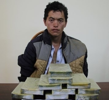 Hai chien si cong an bi thuong khi vay bat ke mang 10 banh heroin hinh anh