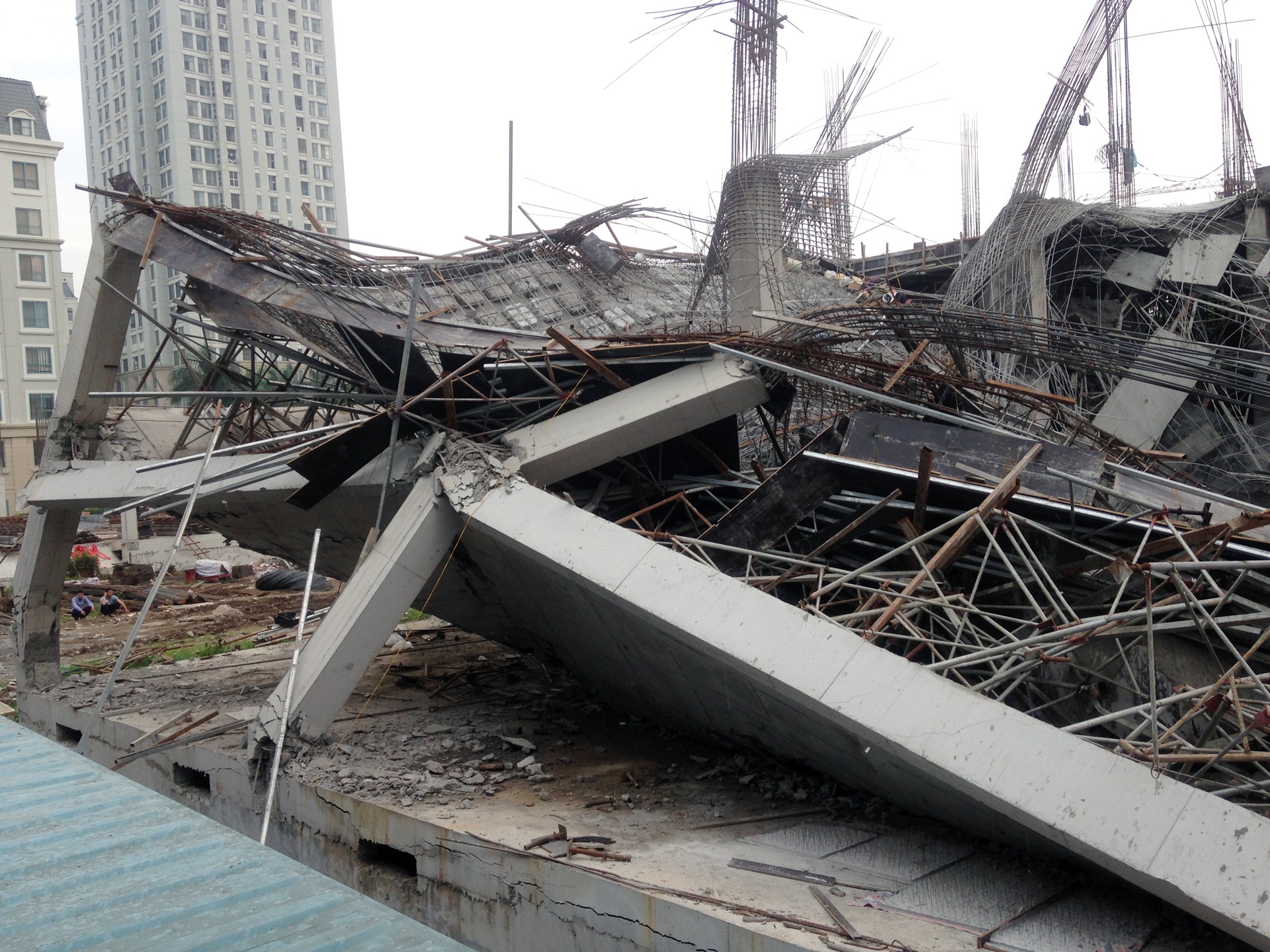 Truong mam non dang xay bi sap o Ha Noi hinh anh