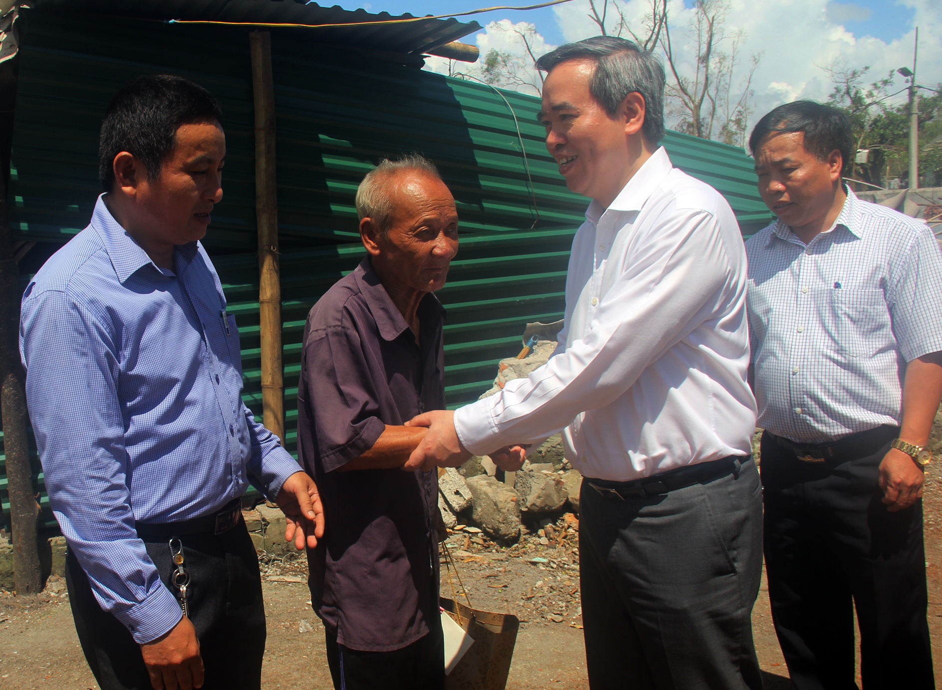 Truong ban Kinh te chia se voi cu tri Quang Binh sau bao so 10 hinh anh