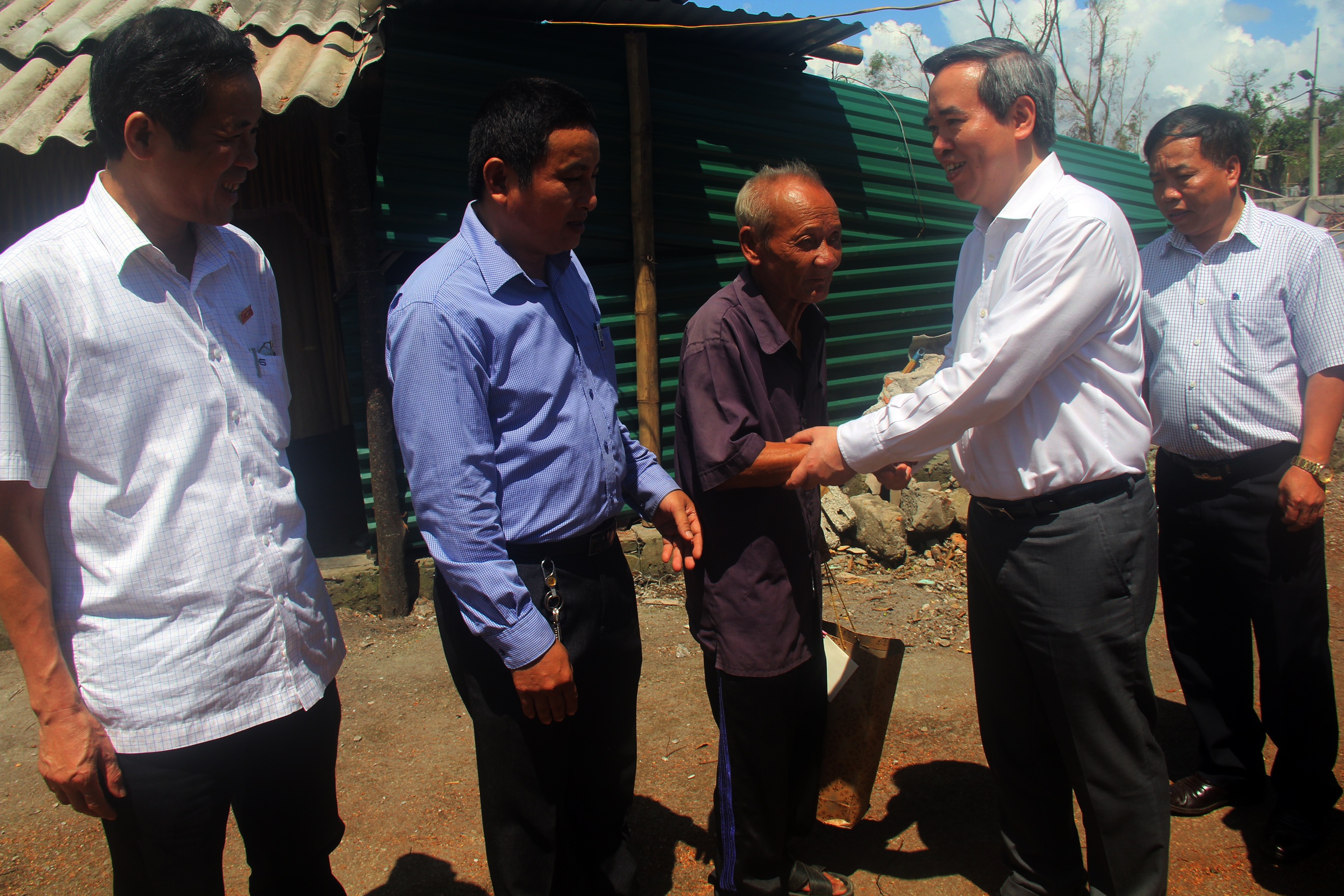 Ông Nguyễn Văn Bình tiếp xúc cử tri ảnh 1 Ong Nguyen Van Binh tiep xuc cu tri anh 1