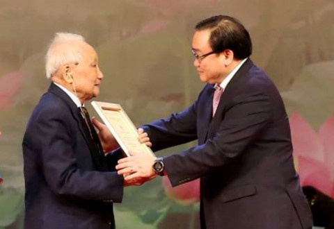 Ha Noi vinh danh 10 cong dan thu do uu tu nam 2017 hinh anh