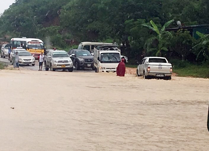 Lu chia cat quoc lo 8A hinh anh