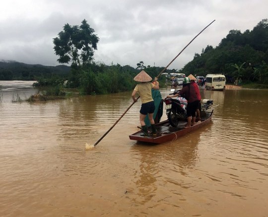 Lũ chia cắt quốc lộ 8A ảnh 2 Lu chia cat quoc lo 8A anh 2