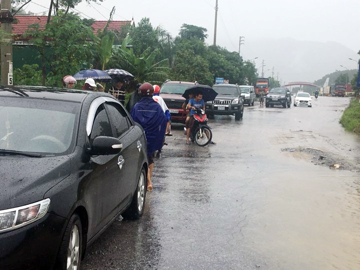 Lũ chia cắt quốc lộ 8A ảnh 3 Lu chia cat quoc lo 8A anh 3