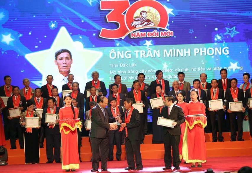 Thủ tướng trao danh hiệu nông dân xuất sắc ảnh 2 Thu tuong trao danh hieu nong dan xuat sac anh 2