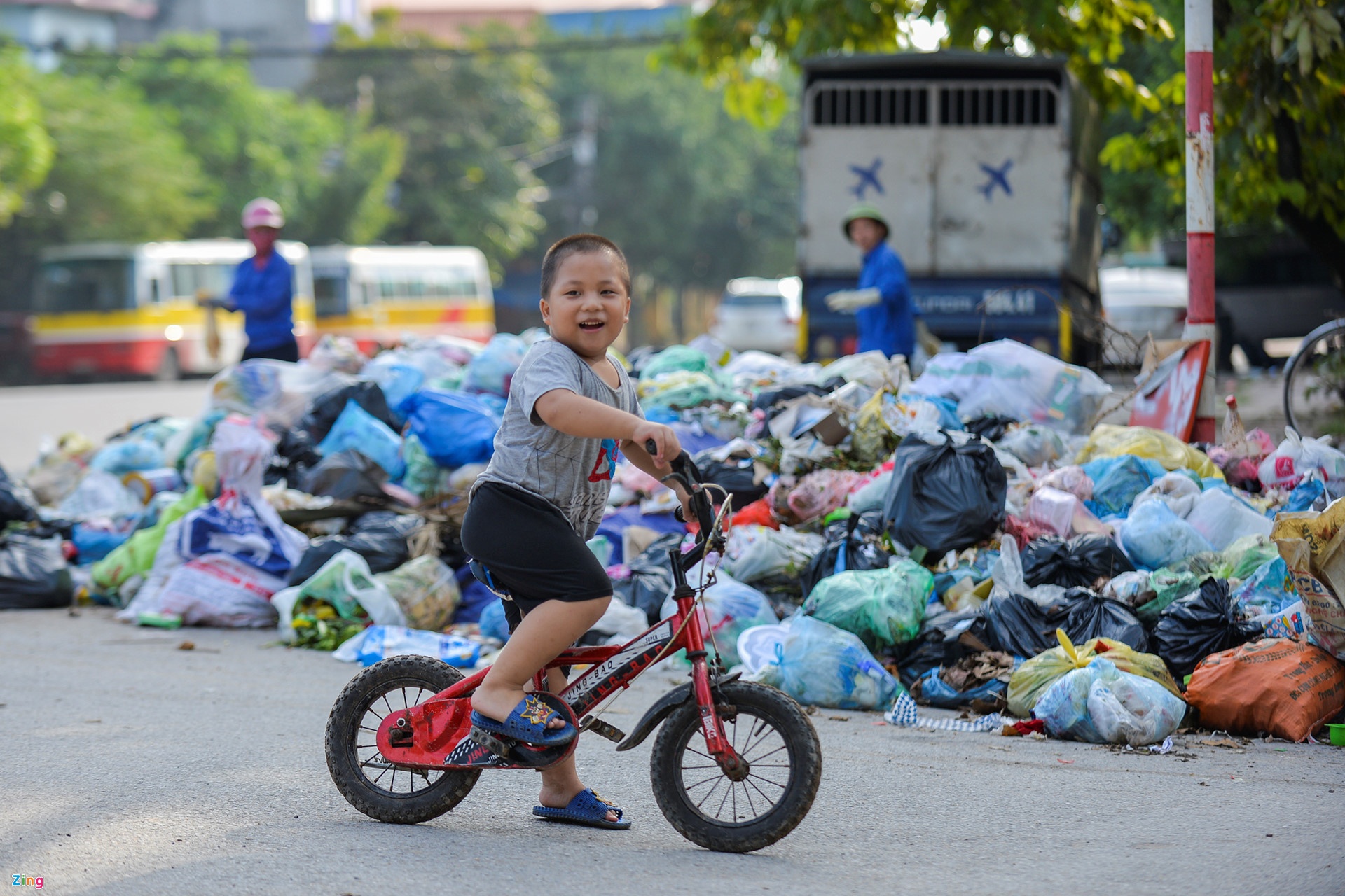 Dan chan xe vao bai rac o Ha Noi anh 2