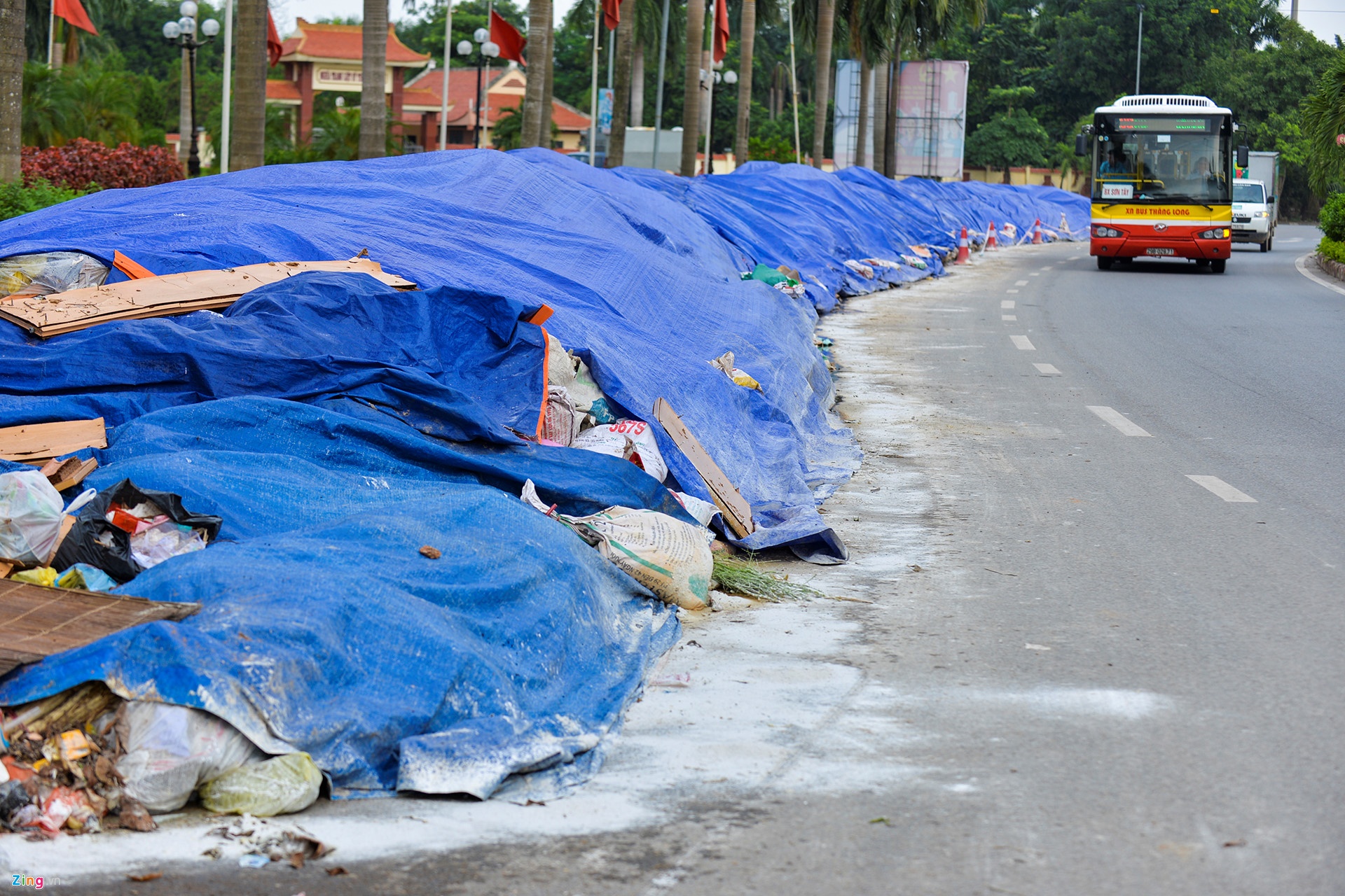 Dan chan xe vao bai rac o Ha Noi anh 1