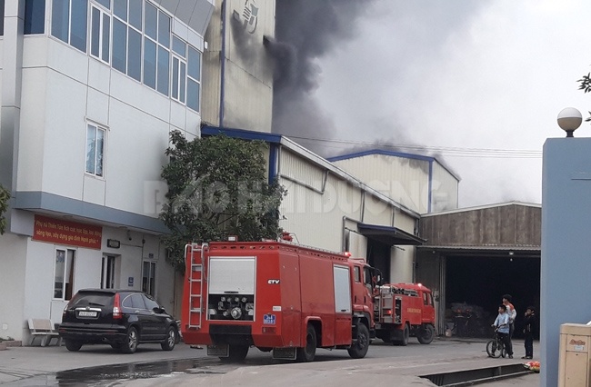 Cháy lớn công ty sản xuất thức ăn chăn nuôi ảnh 2 Chay lon cong ty san xuat thuc an chan nuoi anh 2