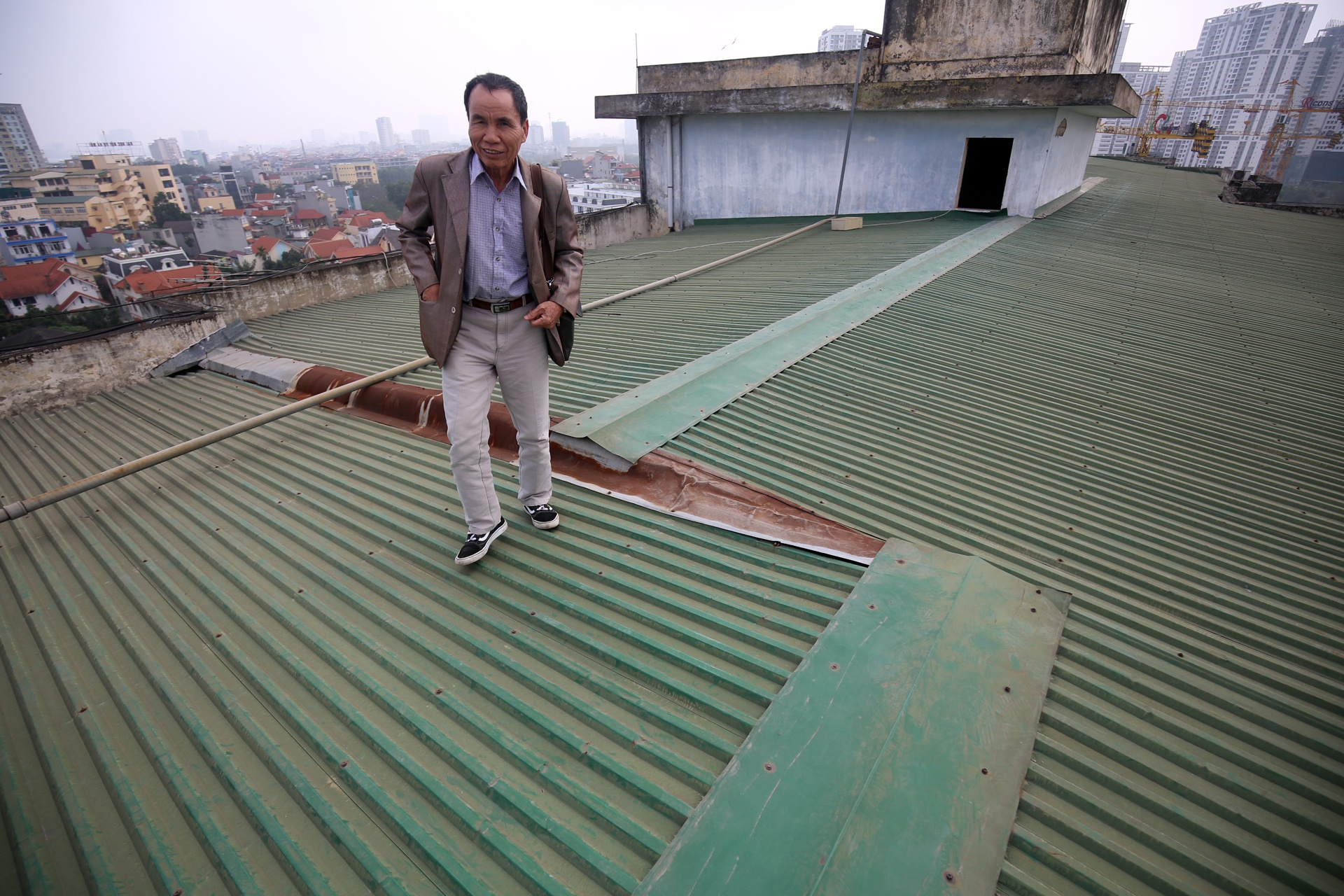 Chu tich Ha Noi yeu cau sua ngay thang may noi dan di bo tren mai nha hinh anh