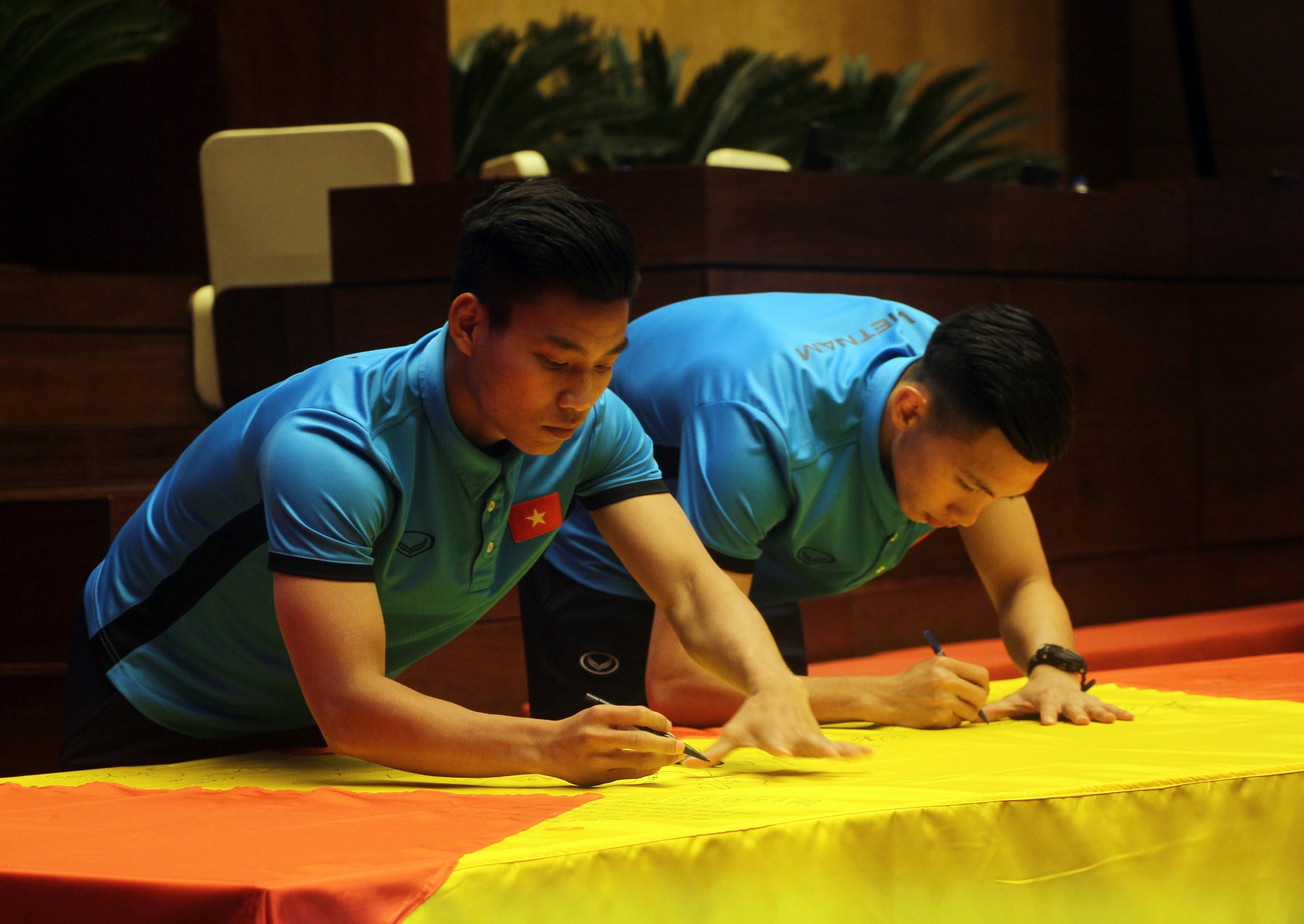 Chu tich Quoc hoi: U23 da lam 'song lai' niem tin vao bong da Viet Nam hinh anh