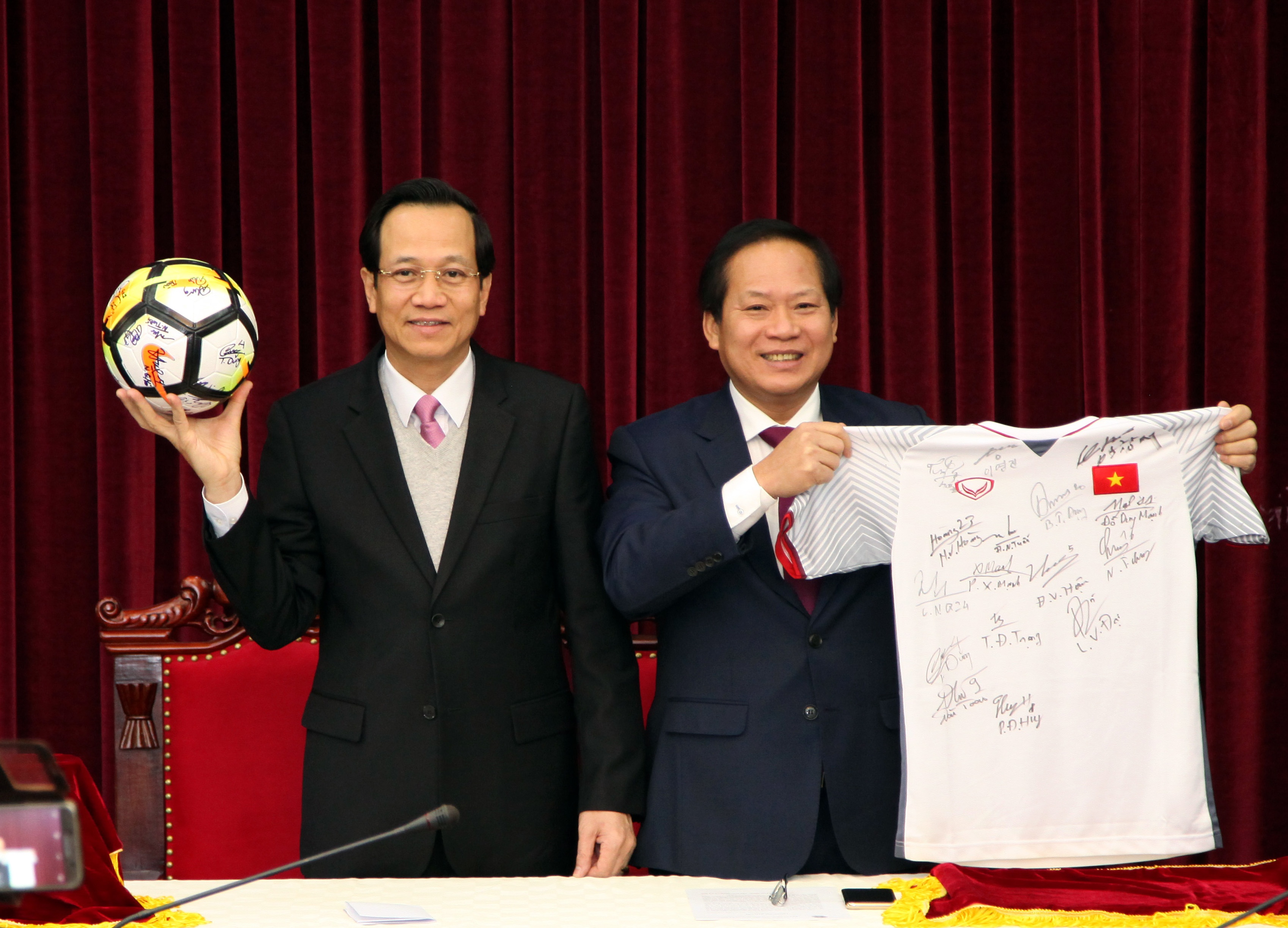 Đấu giá bóng và áo U23 tặng Thủ tướng ảnh 1 Dau gia bong va ao U23 tang Thu tuong anh 1