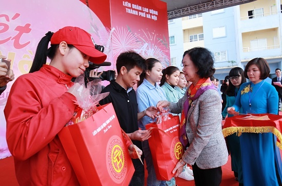 Gan 1.000 cong nhan tham du 'Tet sum vay' o KCN Bac Thang Long hinh anh