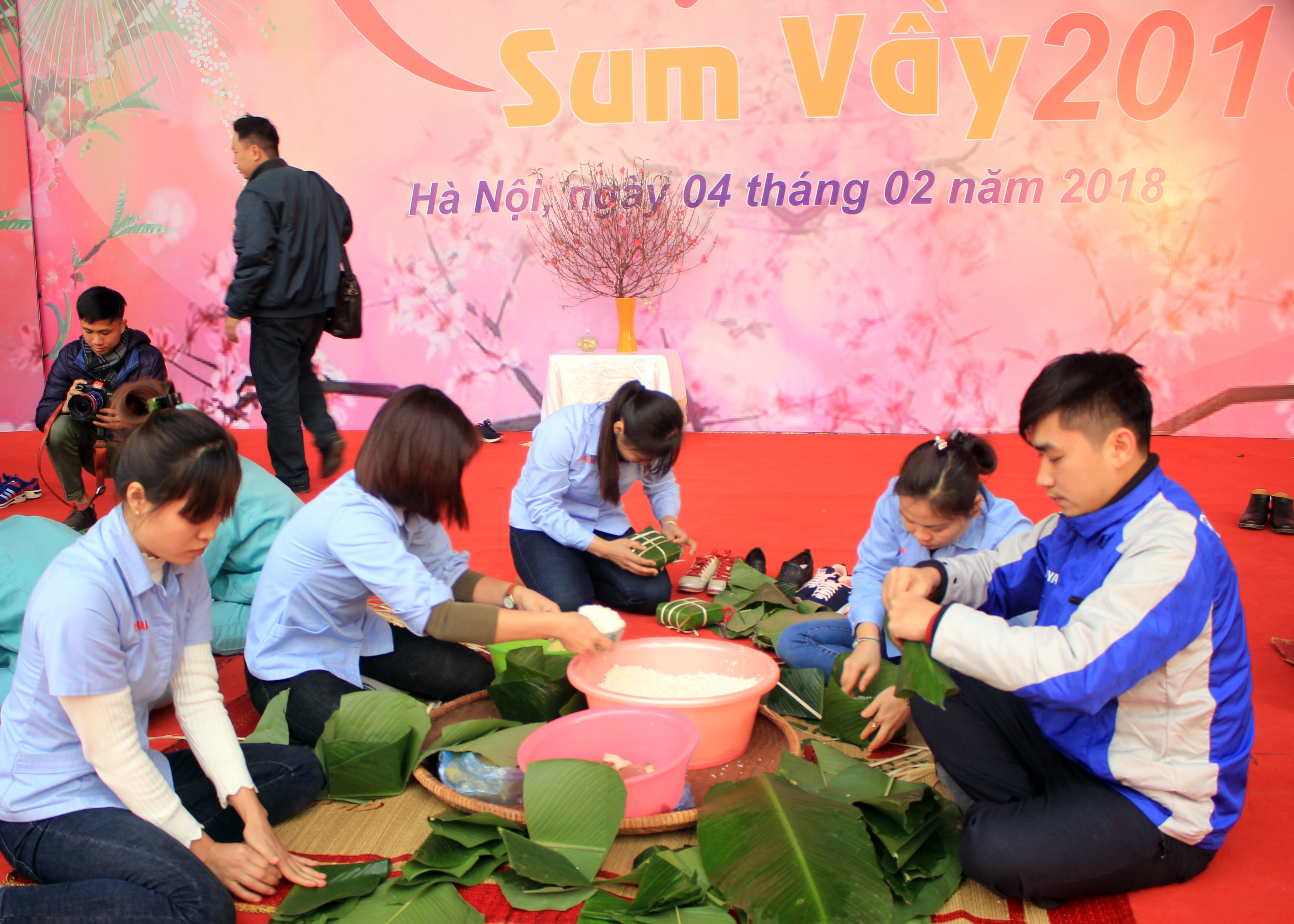 1.000 cong nhan du Tet sum vay anh 2