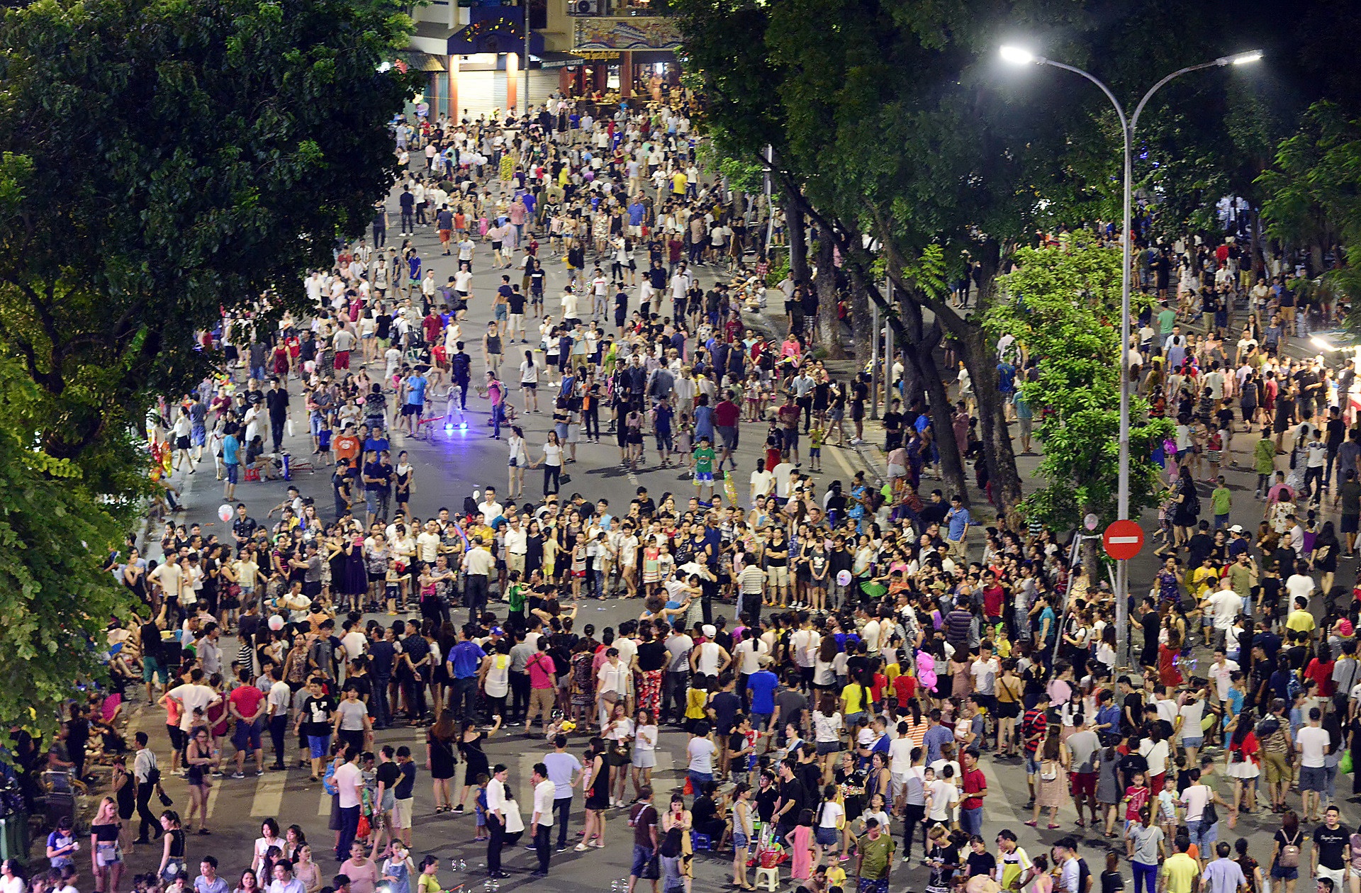 Chua mo rong pho di bo o Ha Noi anh 1