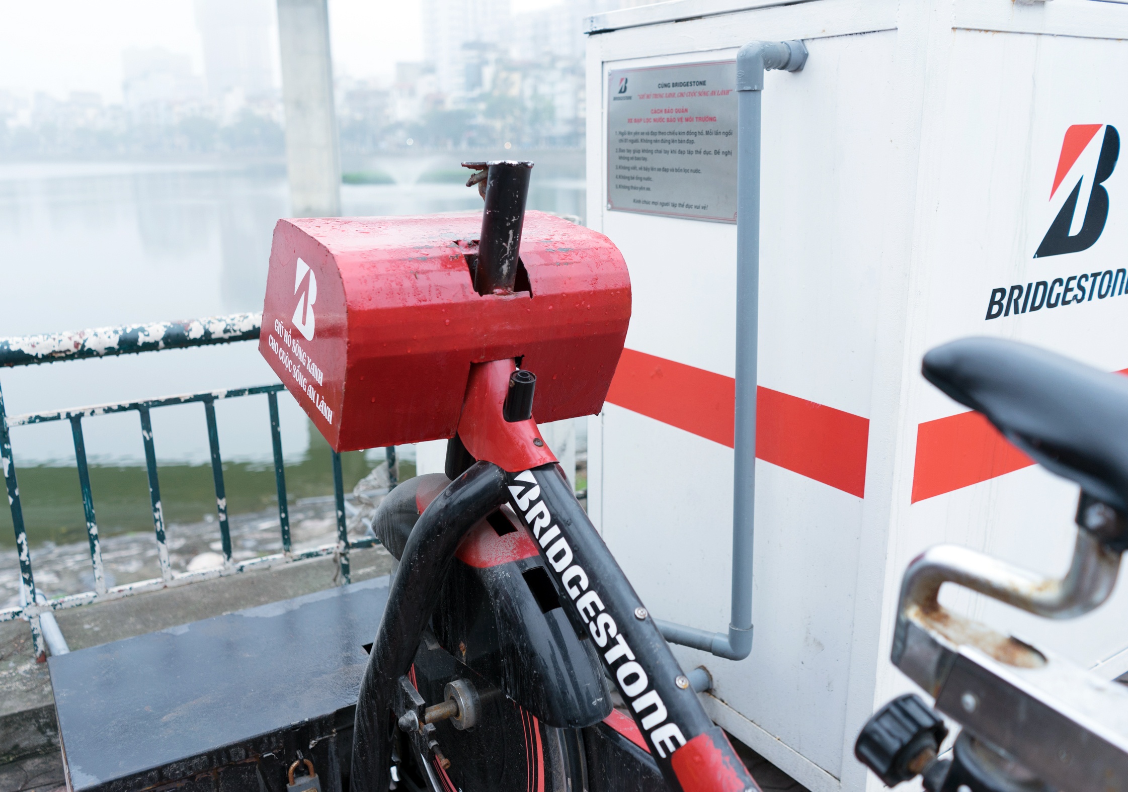 Xe dap loc nuoc o ho Hoang Cau moi dung da hong hinh anh