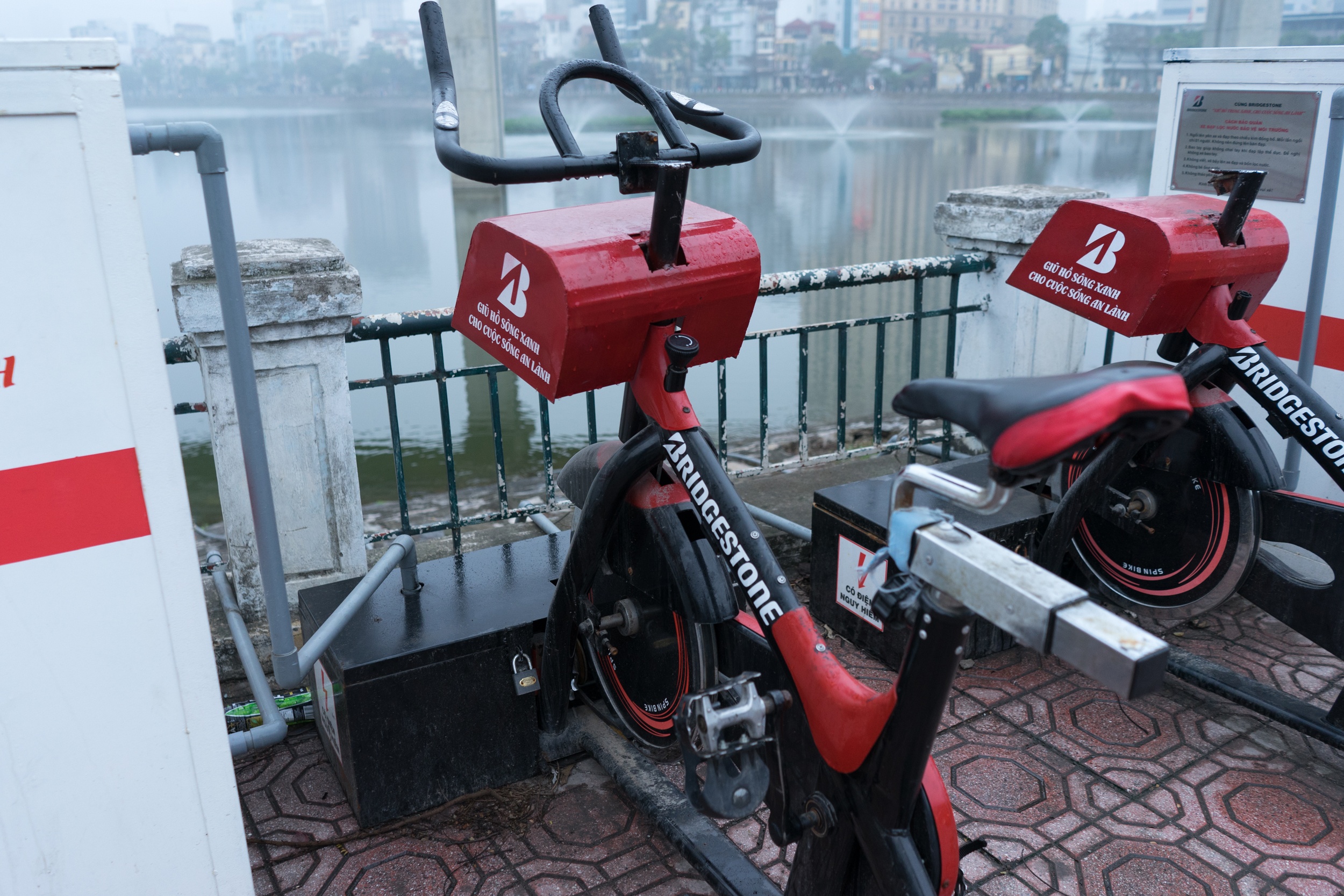 Xe dap nuoc ho Hoang Cau bi pha anh 8