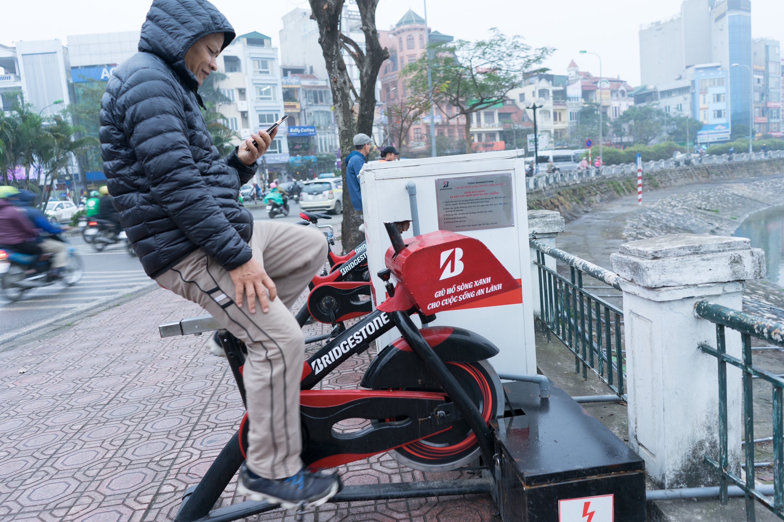 Xe dap nuoc ho Hoang Cau bi pha anh 2