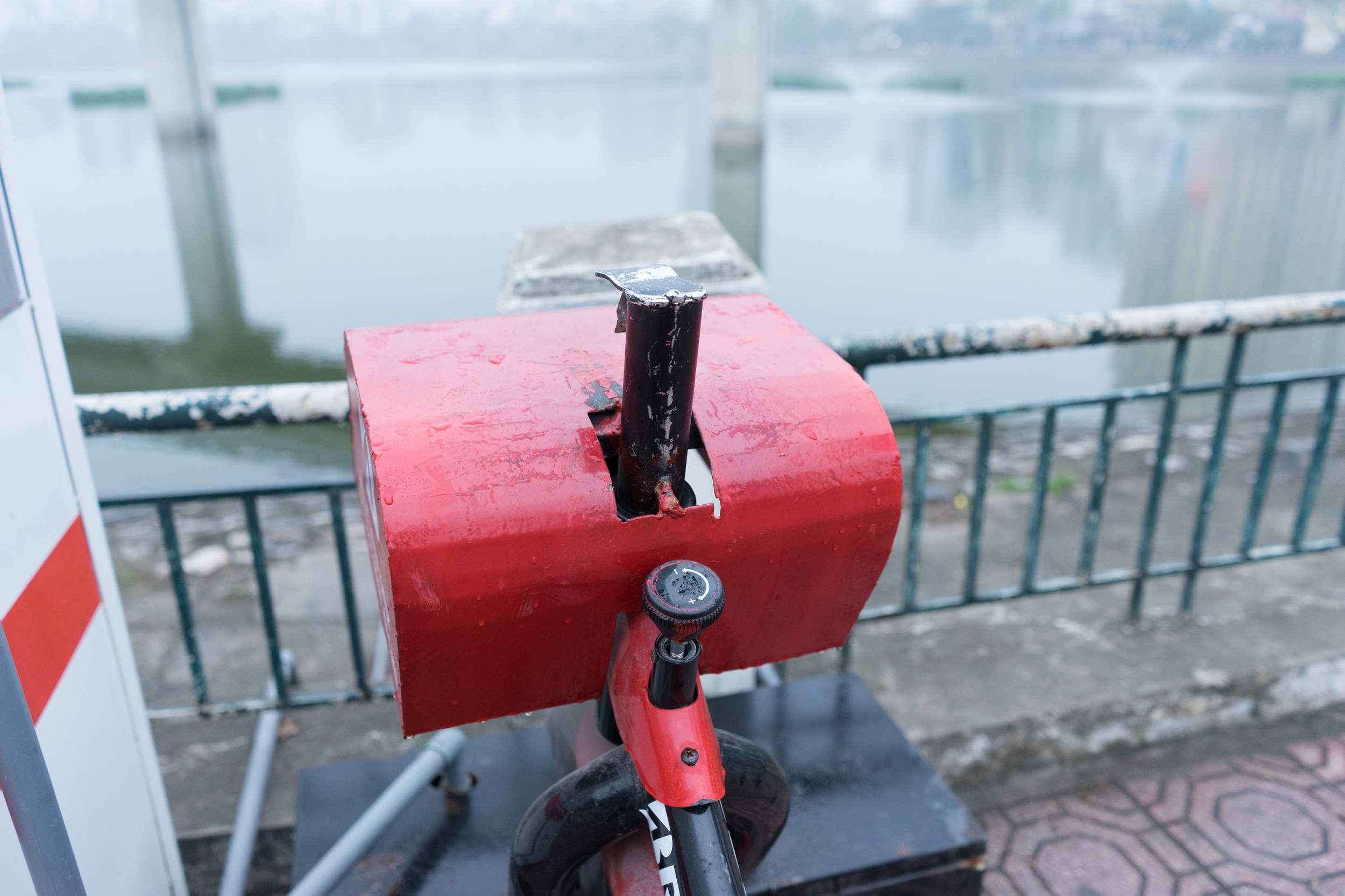 Xe dap nuoc ho Hoang Cau bi pha anh 3