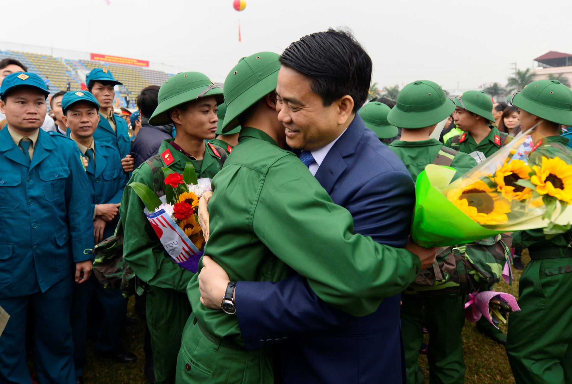 Gan 3.500 thanh nien Ha Noi len duong nhap ngu hinh anh