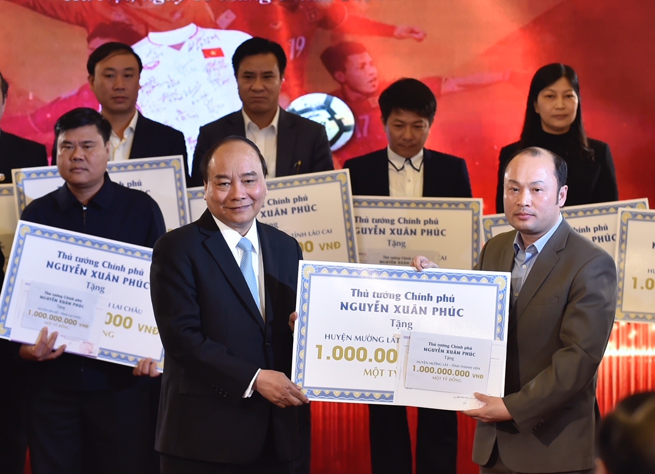 Thu tuong trao 20 ty dong dau gia ao va bong U23 cho nguoi ngheo hinh anh