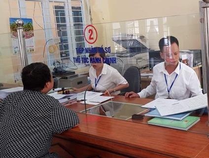 Ha Noi ky luat hang loat can bo vi pham quy tac ung xu voi dan hinh anh