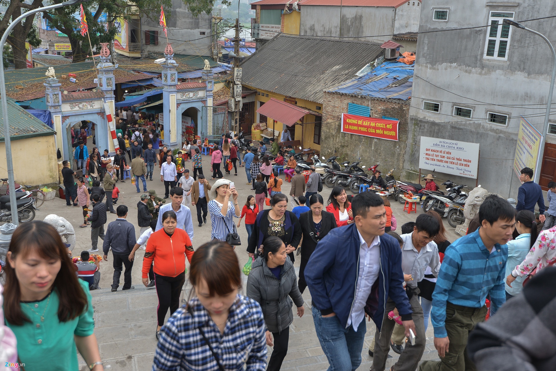 Giáng chức hiệu trưởng đi lễ ảnh 1 Giang chuc hieu truong di le anh 1