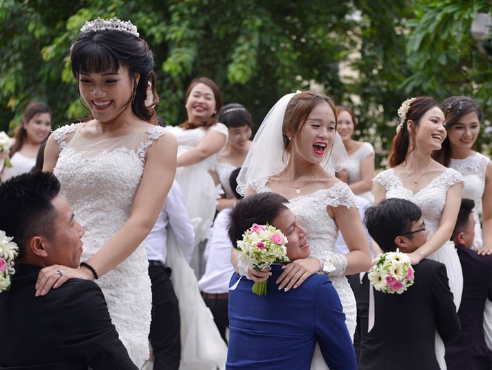 Nhieu can bo bi ky luat vi to chuc dam cuoi 'mam cao co day' hinh anh