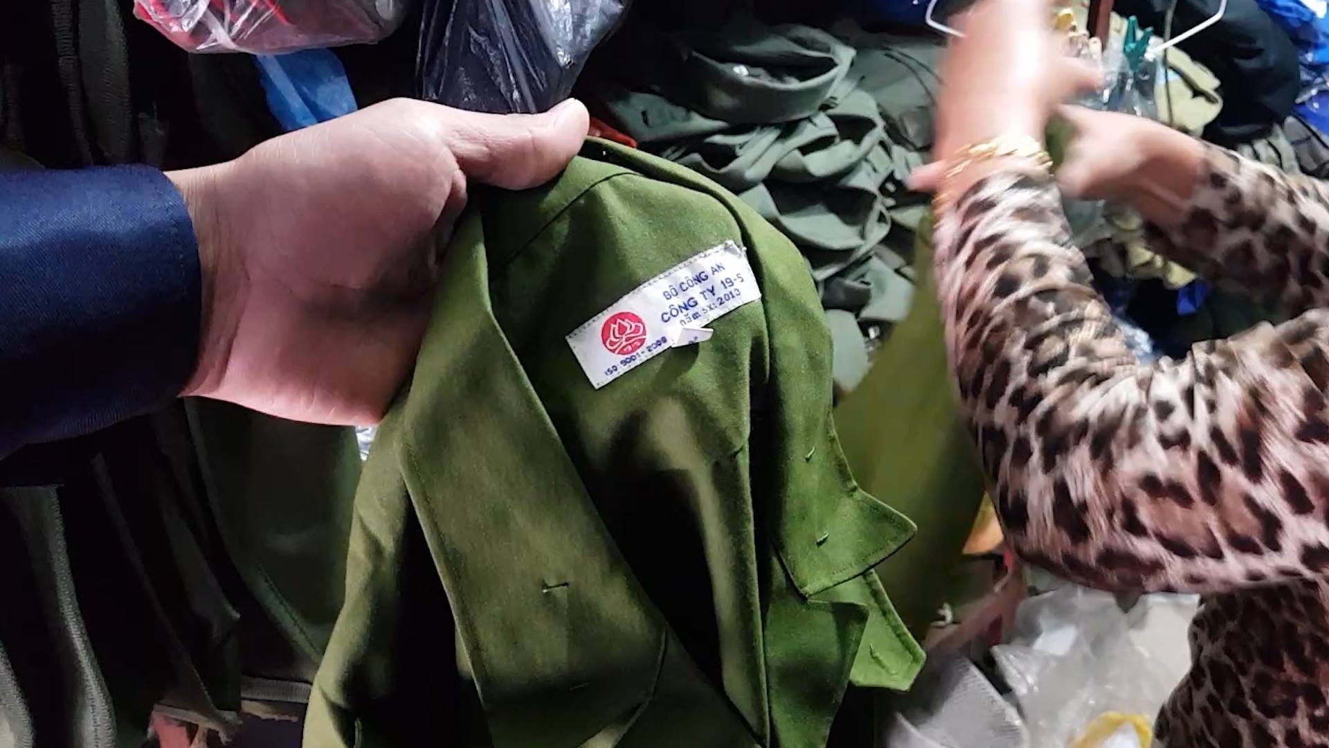 Trang phục công an, bộ đội bán tràn lan ảnh 1 Trang phuc cong an, bo doi ban tran lan anh 1